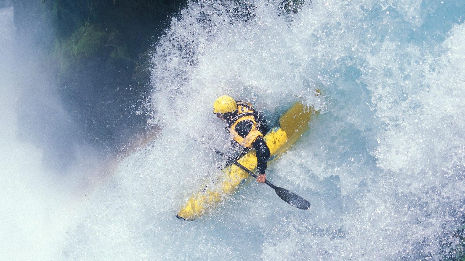 足球巨星引爆篮球城,当德罗巴点燃雄鹿球迷的激情,德罗巴跨界引爆雄鹿主场