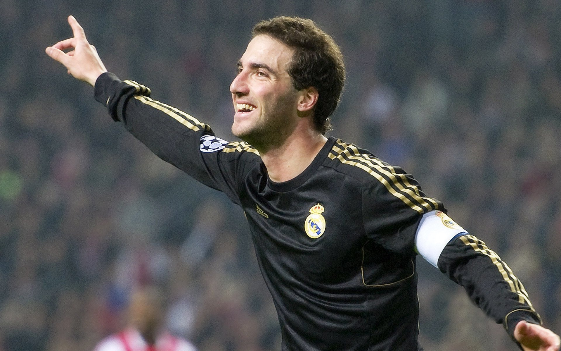 绿茵场上的情绪交响曲，当拜仁场边指挥与莫德里奇的水瓶共谱竞技悲欢，指挥棒与水瓶共奏绿茵交响